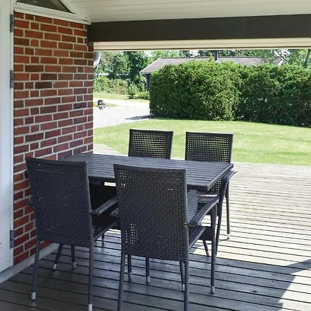3 Bedroom Lovely In Holiday home